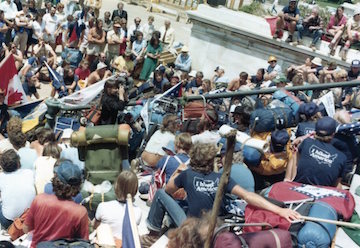 164.jpg--crowd on stairs watching